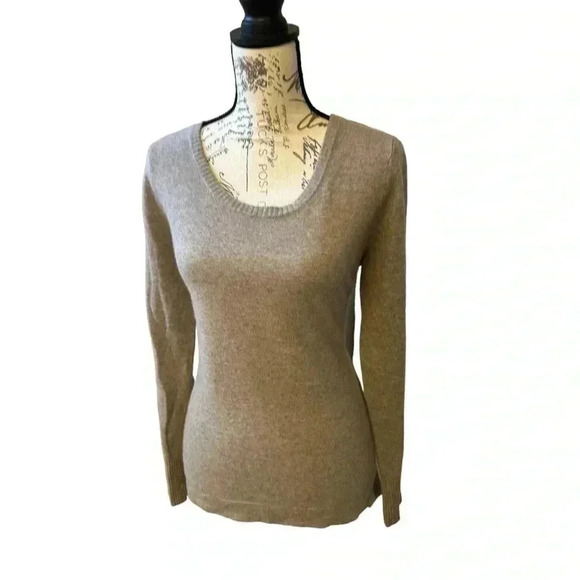 QUINN Cashmere Sweater - Picture 9 of 12